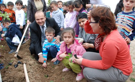 ANAOKULU ÖĞRENCİLERİ SEBZE FİDESİ DİKTİ