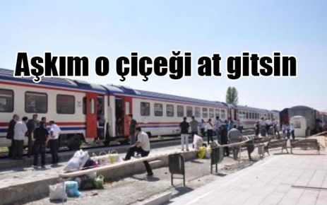 Aşkım o çiçeği at gitsin