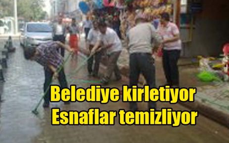 Belediye kirletiyor Esnaflar temizliyor