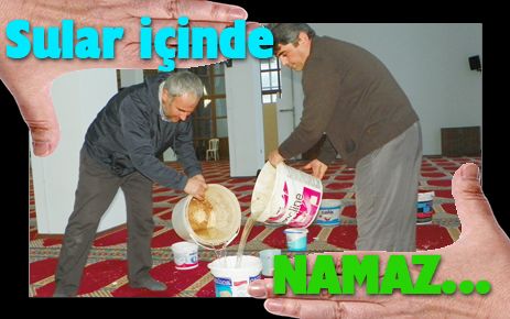 Caminin içinde cemaat yağmur sularının içinde namaz kılıyor