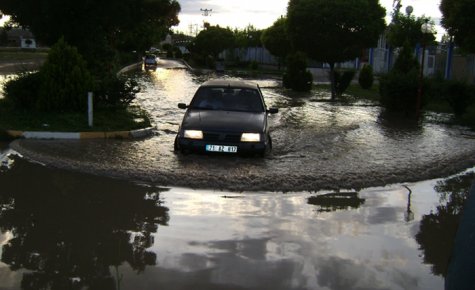 CELAL BAYAR OTOPARKINI SU BASTI