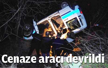 Cenaze aracı devrildi