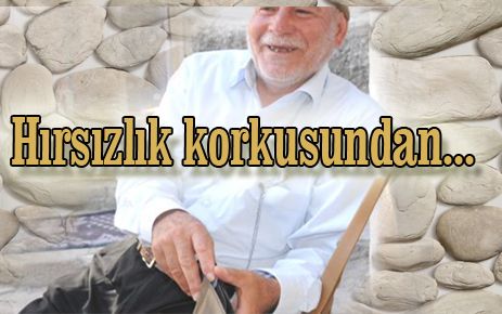 Cüzdanını zincirle gömleğine bağladı