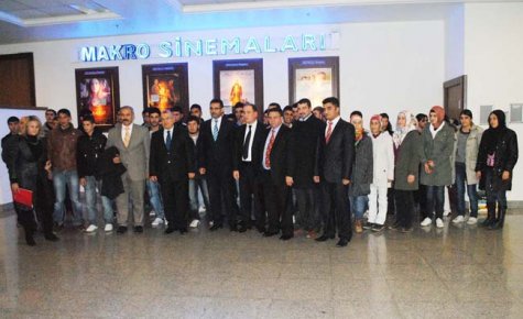 Depremzede öğrencilerin sinema keyfi 