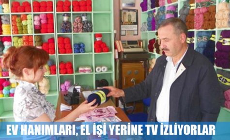 EV HANIMLARI, EL İŞİ YERİNE TV İZLİYORLAR