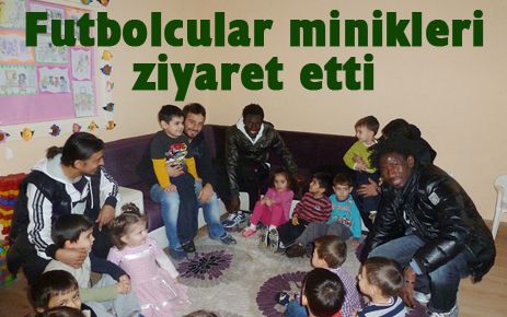 Futbolcular, minikleri ziyaret etti