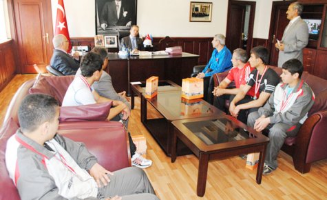 HALTERDE GURUR DUYDUK