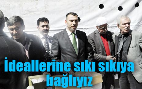 İdeallerine sıkı sıkıya bağlıyız