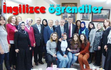 İngilizce öğrenen bayanlar sertifikalarını aldılar