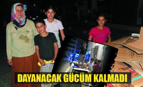 KAĞIT TOPLAYARAK ÇOCUKLARINA BAKIYOR 