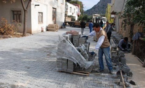 KARAKEÇİLİ?NİN YOLLARINA KİLİT PARKE DÖŞENİYOR 