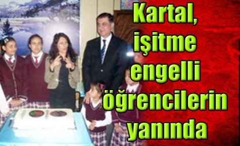 Kartal, işitme engelli öğrencilerin yanında
