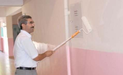 KENDİ OKULUNU BOYADI 