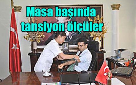 Masa başında tansiyon ölçtüler