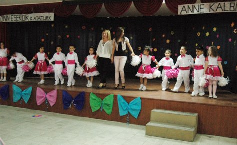 MİNİK ÖĞRENCİLER İZLEYENLERİ BÜYÜLEDİ