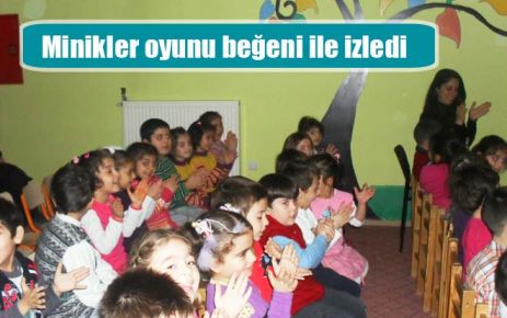 Minikler oyunu beğeni ile izledi