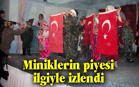 Miniklerin piyes gösterisi ilgiyle izlendi