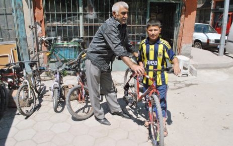 Pedallar çevriliyor