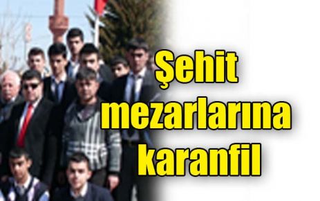 Şehit mezarlarına karanfil