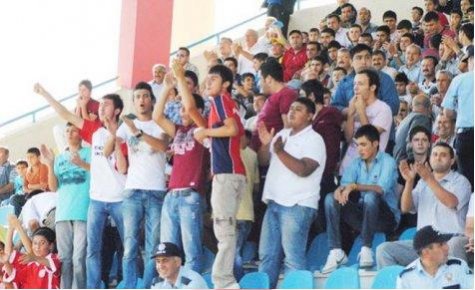 Taraftar sınıfta kaldı