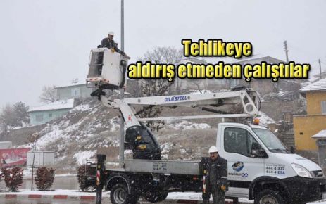 Tehlikeye aldırış etmeden çalıştılar