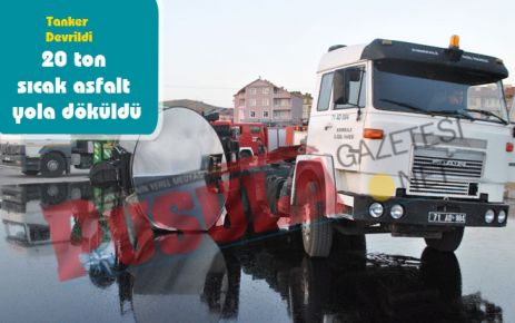 Tır devrildi 20 ton sıcak asfalt yola döküldü