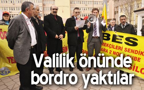 Valilik önünde bordolarını yaktı